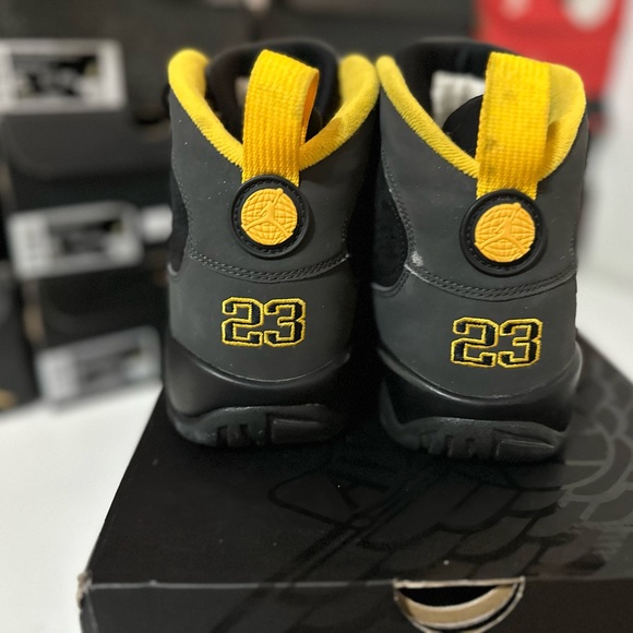 Jordan 9 Retro
Dark Charcoal University Gold - Picture 3 of 6